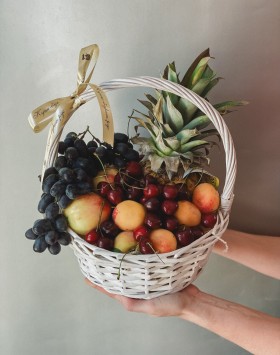 Летняя корзина с фруктами